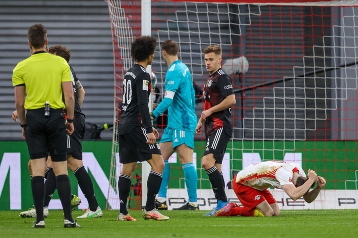 Bayern hạ gục RB Leipzig trong trận &quot;chung kết&quot; quyết định ngôi vương Bundesliga - Ảnh 4.