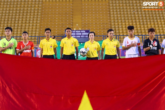 Cận cảnh sự quyết đoán của nữ trọng tài Việt Nam được mời dự World Cup tại giải đấu U19 Quốc gia - Ảnh 1.