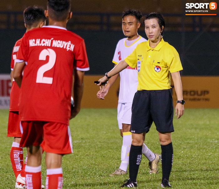 Cận cảnh sự quyết đoán của nữ trọng tài Việt Nam được mời dự World Cup tại giải đấu U19 Quốc gia - Ảnh 3.