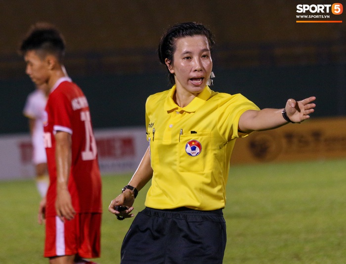 Cận cảnh sự quyết đoán của nữ trọng tài Việt Nam được mời dự World Cup tại giải đấu U19 Quốc gia - Ảnh 4.