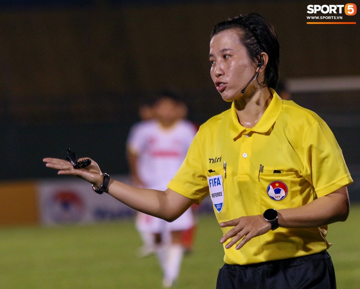 Cận cảnh sự quyết đoán của nữ trọng tài Việt Nam được mời dự World Cup tại giải đấu U19 Quốc gia - Ảnh 6.