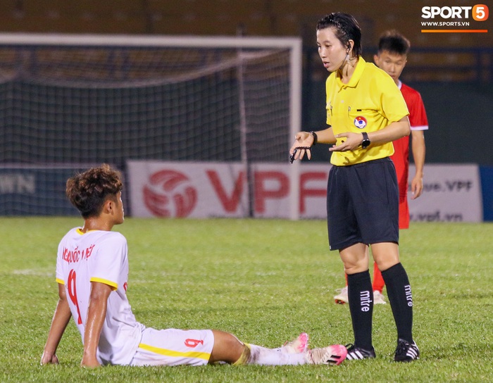Cận cảnh sự quyết đoán của nữ trọng tài Việt Nam được mời dự World Cup tại giải đấu U19 Quốc gia - Ảnh 7.