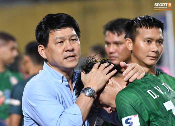 ông Vũ Tiến Thành động viên các cầu thủ Sài Gòn FC sau thất bại 0-3 trước Viettel