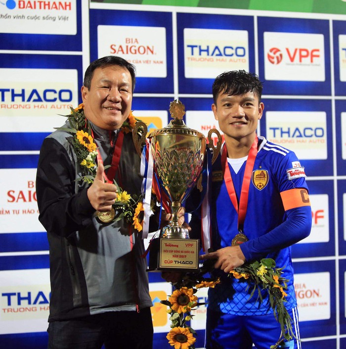 HLV Hoàng Văn Phúc từng vô địch V.League 2018 (Ảnh: VPF)