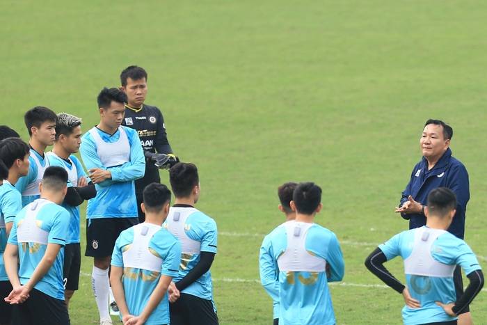 HLV Hoàng Văn Phúc có buổi làm việc đầu tiên với các cầu thủ Hà Nội FC vào chiều 4/4