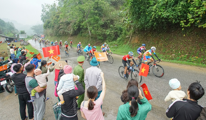 Người dân đội mưa tiếp lửa cho các VĐV tại giải đua xe đạp Cup Truyền hình TP.HCM - Ảnh 2.