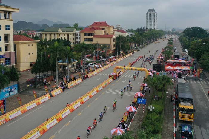 Giải đua xe đạp Cúp Truyền hình TP Hồ Chí Minh: Cua-rơ Tây Ban Nha bất ngờ thắng chặng đua tốc độ ở Lạng Sơn - Ảnh 1.