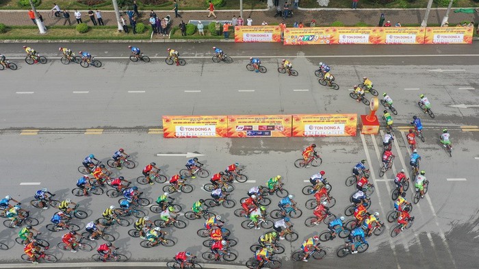 Giải đua xe đạp Cúp Truyền hình TP Hồ Chí Minh: Cua-rơ Tây Ban Nha bất ngờ thắng chặng đua tốc độ ở Lạng Sơn - Ảnh 2.