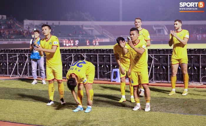 Phan Văn Đức ôm mặt thất vọng trọng trận thua thứ 3 liên tiếp của CLB SLNA - Ảnh 8.
