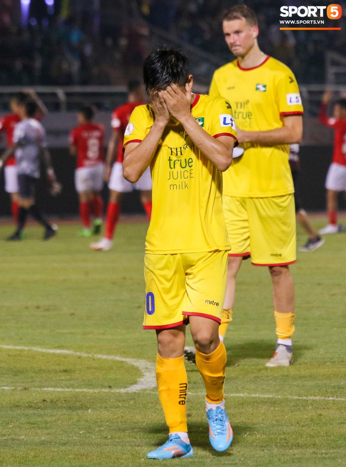 Phan Văn Đức ôm mặt thất vọng trọng trận thua thứ 3 liên tiếp của CLB SLNA - Ảnh 6.