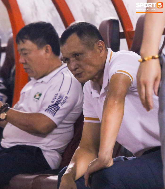 Phan Văn Đức ôm mặt thất vọng trọng trận thua thứ 3 liên tiếp của CLB SLNA - Ảnh 5.