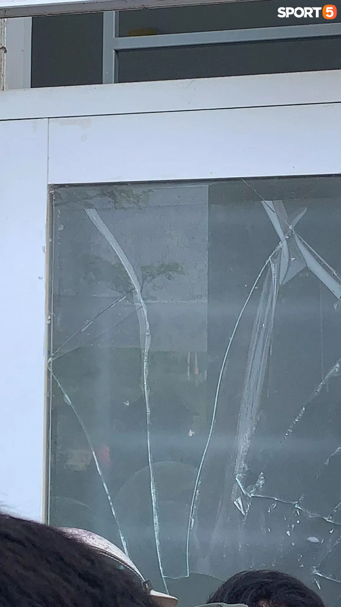 Cửa kính sân Hòa Xuân bị đập vỡ