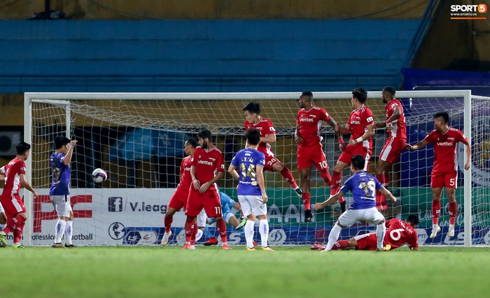 Quang Hải nhăn mặt vì đồng đội, Hà Nội FC thêm &quot;tan hoang&quot; sau trận thua Viettel - Ảnh 2.