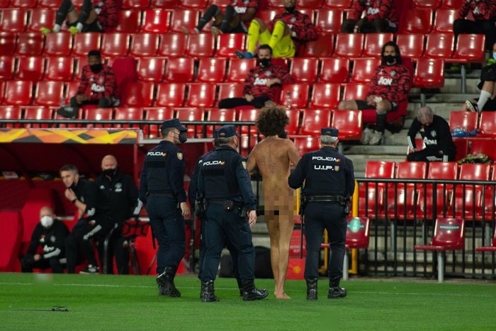 Sốc: Fan cuồng khỏa thân chạy quanh sân trong trận lượt đi tứ kết Europa League của MU - Ảnh 5.