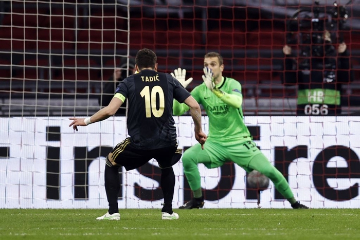 Cầu thủ Roma bất ngờ ăn thẻ vàng dù bị cậu bé nhặt bóng bên Ajax &quot;trút giận&quot; - Ảnh 8.
