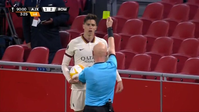 Cầu thủ Roma bất ngờ ăn thẻ vàng dù bị cậu bé nhặt bóng bên Ajax &quot;trút giận&quot; - Ảnh 4.