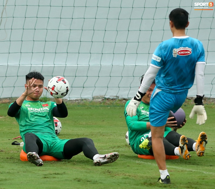 Thủ môn tuyển Việt Nam vất vả luyện cơ bụng với đệm cân bằng và bóng đặc biệt - Ảnh 1.