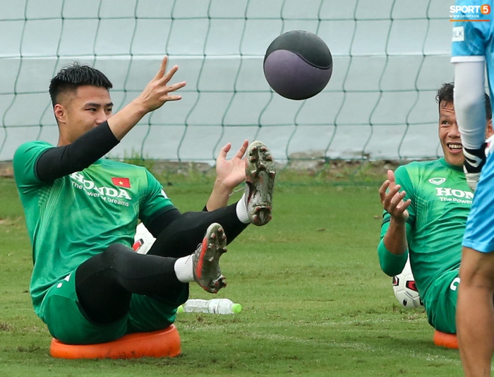 Thủ môn tuyển Việt Nam vất vả luyện cơ bụng với đệm cân bằng và bóng đặc biệt - Ảnh 3.