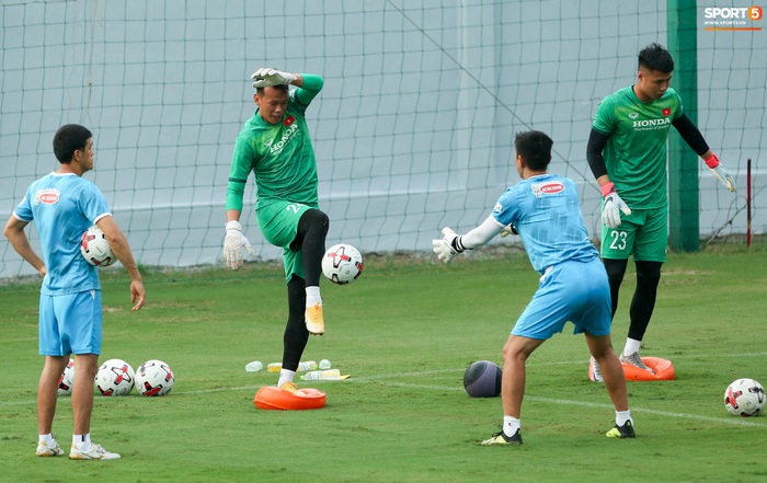 Thủ môn tuyển Việt Nam vất vả luyện cơ bụng với đệm cân bằng và bóng đặc biệt - Ảnh 4.