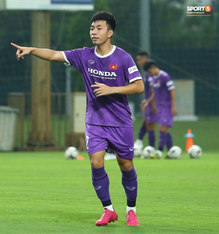 Cầu thủ tre Huỳnh Công Đến &quot;vất vả&quot; để theo kịp các anh trong đội