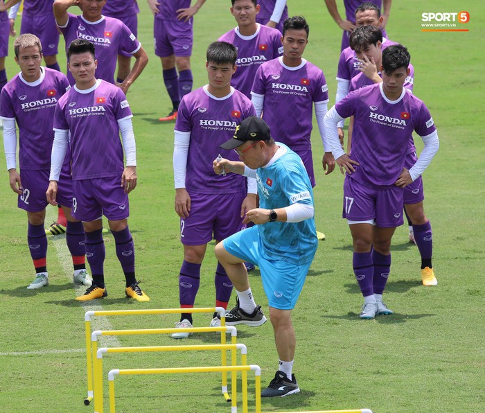 “Cầu thủ trẻ” Trọng Hoàng trở lại sân tập, HLV Park Hang-seo mừng ra mặt - Ảnh 6.