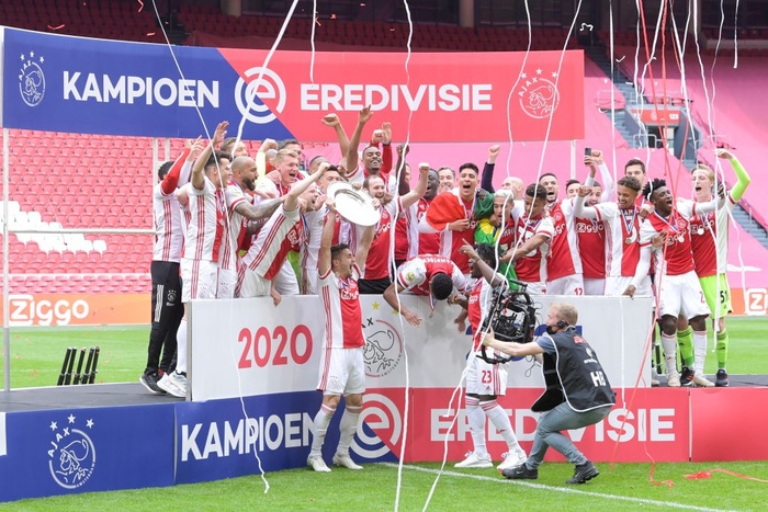 Vô địch giải vô địch quốc gia Hà Lan, Ajax Amsterdam tặng quà lưu niệm cực chất cho người hâm mộ - Ảnh 3.
