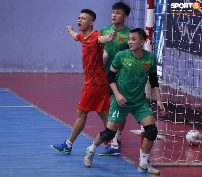 Tuyển futsal Việt Nam tập luyện nhịp độ cao trước ngày sang UAE - Ảnh 4.