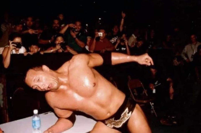 Huyền thoại Chris Jericho xác nhận là tác giả của bức ảnh cực khó đỡ chụp The Rock vào năm 2002 - Ảnh 1.