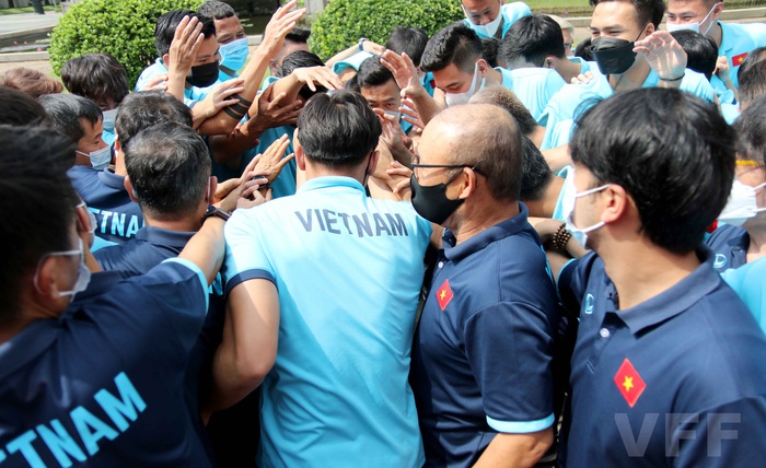 Đội trưởng Quế Ngọc Hải phát biểu xúc động: &quot;Tuyển Việt Nam xin hứa sẽ mang vinh quang về cho Tổ quốc&quot;   - Ảnh 2.
