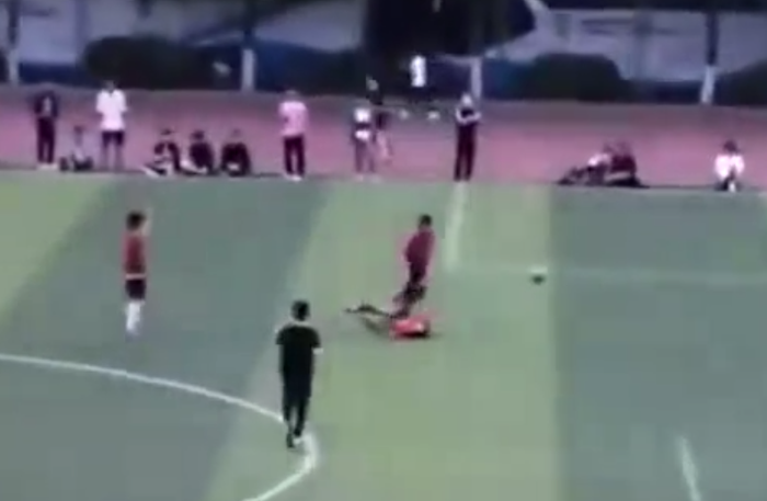 Cầu thủ Trung Quốc gây phẫn nộ cùng cực: Vào bóng triệt hạ, cố tình giẫm lên người đối thủ rồi đấm thẳng mặt kẻ đến hỏi tội - Ảnh 2.