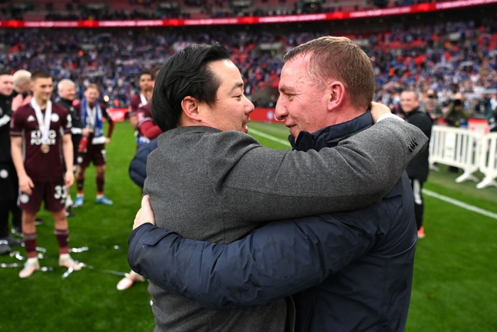 Xúc động khoảnh khắc Chủ tịch Leicester rưng rưng ôm chặt cúp vô địch, nhớ về người cha quá cố - Ảnh 12.