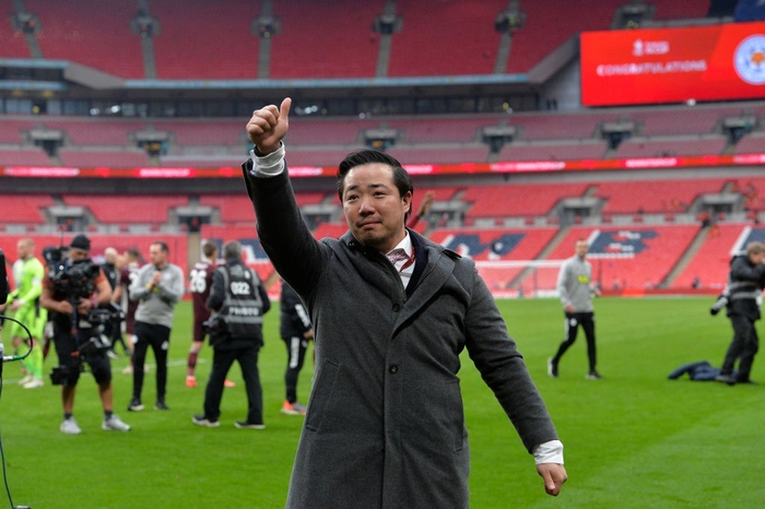 Xúc động khoảnh khắc Chủ tịch Leicester rưng rưng ôm chặt cúp vô địch, nhớ về người cha quá cố - Ảnh 4.