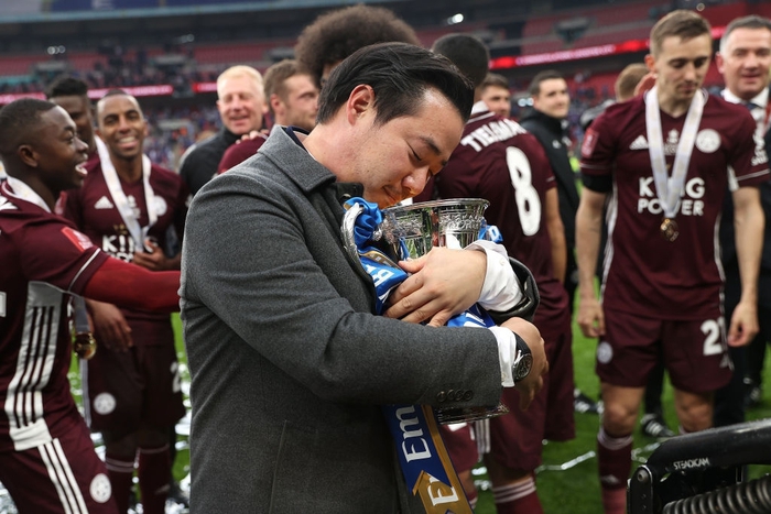 Xúc động khoảnh khắc Chủ tịch Leicester rưng rưng ôm chặt cúp vô địch, nhớ về người cha quá cố - Ảnh 1.