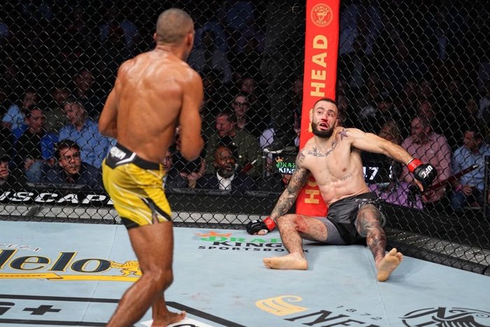 Edson Barboza giành chiến thắng tại UFC bằng cú knock-out &quot;kỳ lạ&quot; - Ảnh 4.