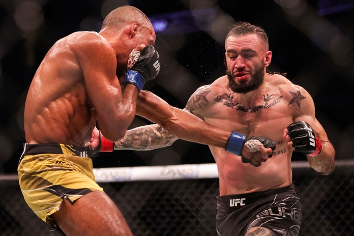 Edson Barboza giành chiến thắng tại UFC bằng cú knock-out &quot;kỳ lạ&quot; - Ảnh 2.