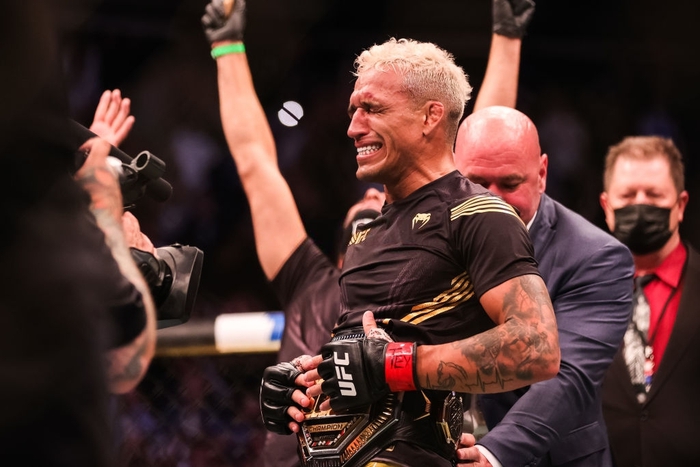 Charles Oliveira hạ đo ván Michael Chandler, trở thành nhà vua mới tại hạng nhẹ UFC - Ảnh 3.