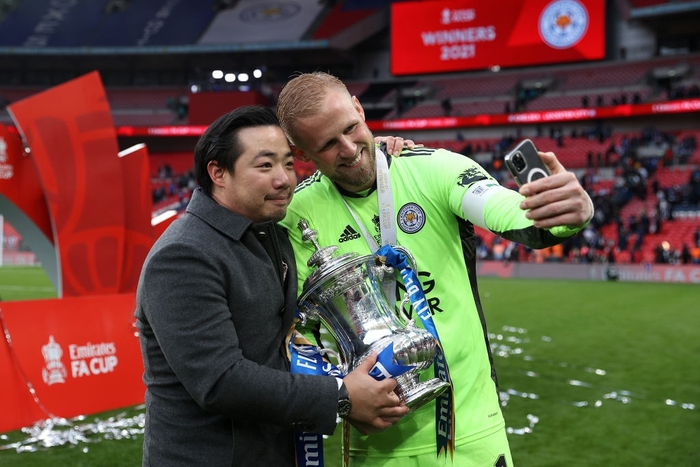 Xúc động khoảnh khắc Chủ tịch Leicester rưng rưng ôm chặt cúp vô địch, nhớ về người cha quá cố - Ảnh 15.