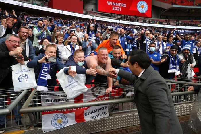 Xúc động khoảnh khắc Chủ tịch Leicester rưng rưng ôm chặt cúp vô địch, nhớ về người cha quá cố - Ảnh 3.
