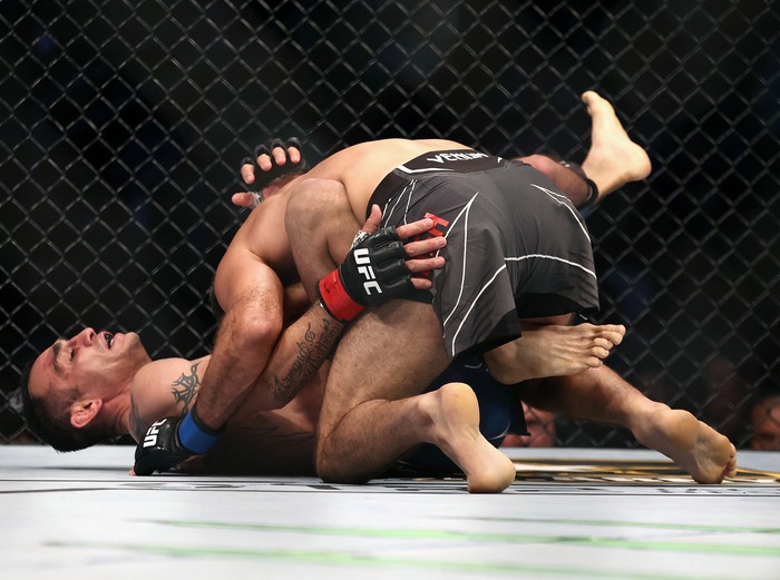 Tony Ferguson nhận thất bại trước Beneil Dariush, chuỗi trận đáng quên kéo dài lên con số 3 - Ảnh 1.