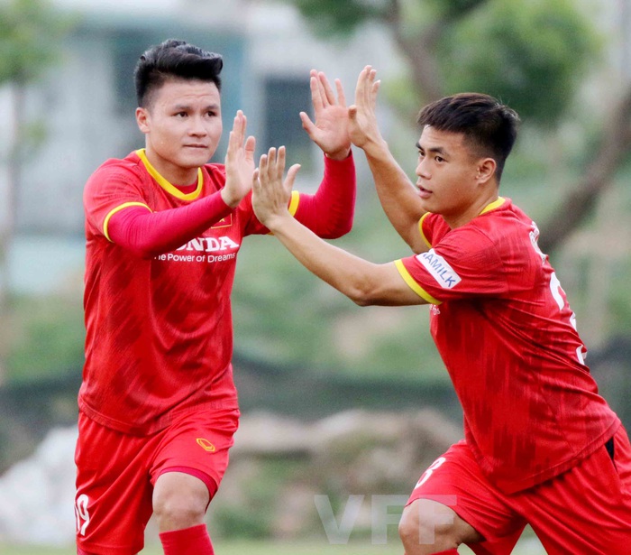 Tiền vệ Quang Hải và cầu thủ trẻ Lý Công Hoàng Anh cùng một cặp tập luyện