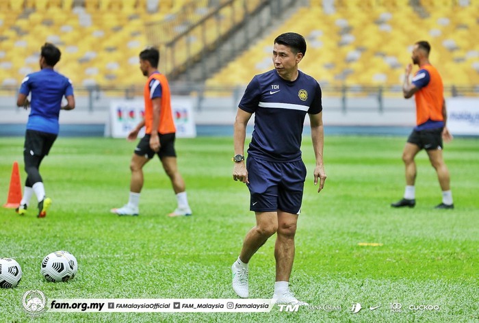 HLV tuyển Malaysia lo lắng khi học trò gặp huyền thoại Ronaldinho ở UAE - Ảnh 2.