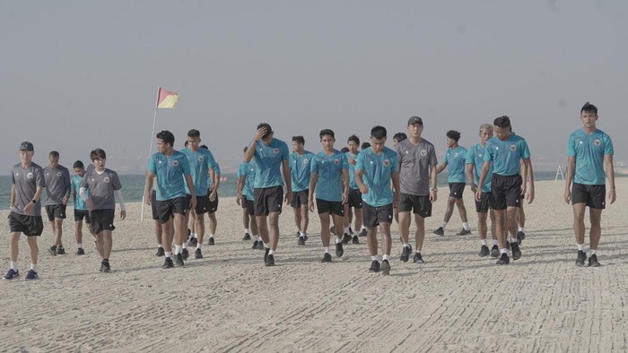 Tuyển Indonesia đã đến UAE, HLV Hàn Quốc cho cầu thủ tập ở bãi biển - Ảnh 1.