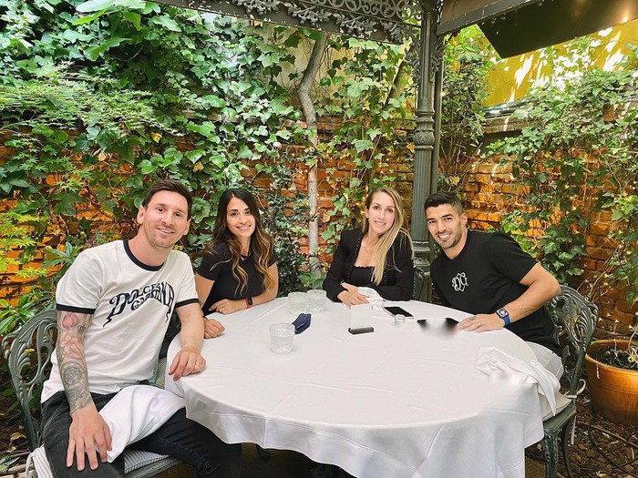 Gạt bỏ nỗi thất vọng, Messi và bà xã trốn đến Madrid hẹn hò bạn thân - Ảnh 1.
