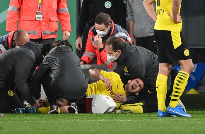 Chấn thương kinh hoàng của sao trẻ Dortmund: Gãy gập đầu gối, có nguy cơ giải nghệ sớm ở tuổi 21 - Ảnh 6.