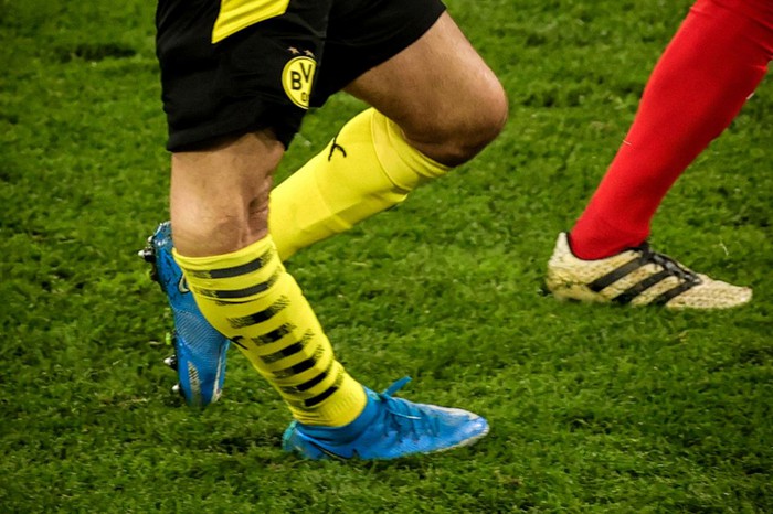 Chấn thương kinh hoàng của sao trẻ Dortmund: Gãy gập đầu gối, có nguy cơ giải nghệ sớm ở tuổi 21 - Ảnh 4.