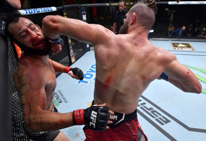 Jiri Prochazka hạ đo ván Dominick Reyes bằng đòn chỏ xoay tàn bạo, đến gần đến ngai vàng của UFC - Ảnh 3.