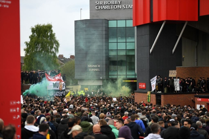 Hàng nghìn fan MU tràn vào phá sân Old Trafford, biểu tình chống giới chủ người Mỹ - Ảnh 2.