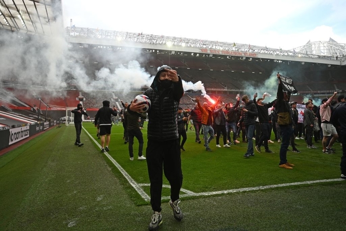 Hàng nghìn fan MU tràn vào phá sân Old Trafford, biểu tình chống giới chủ người Mỹ - Ảnh 4.