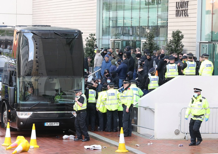 Hàng nghìn fan MU tràn vào phá sân Old Trafford, biểu tình chống giới chủ người Mỹ - Ảnh 6.