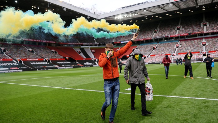 Hàng nghìn fan MU tràn vào phá sân Old Trafford, biểu tình chống giới chủ người Mỹ - Ảnh 9.